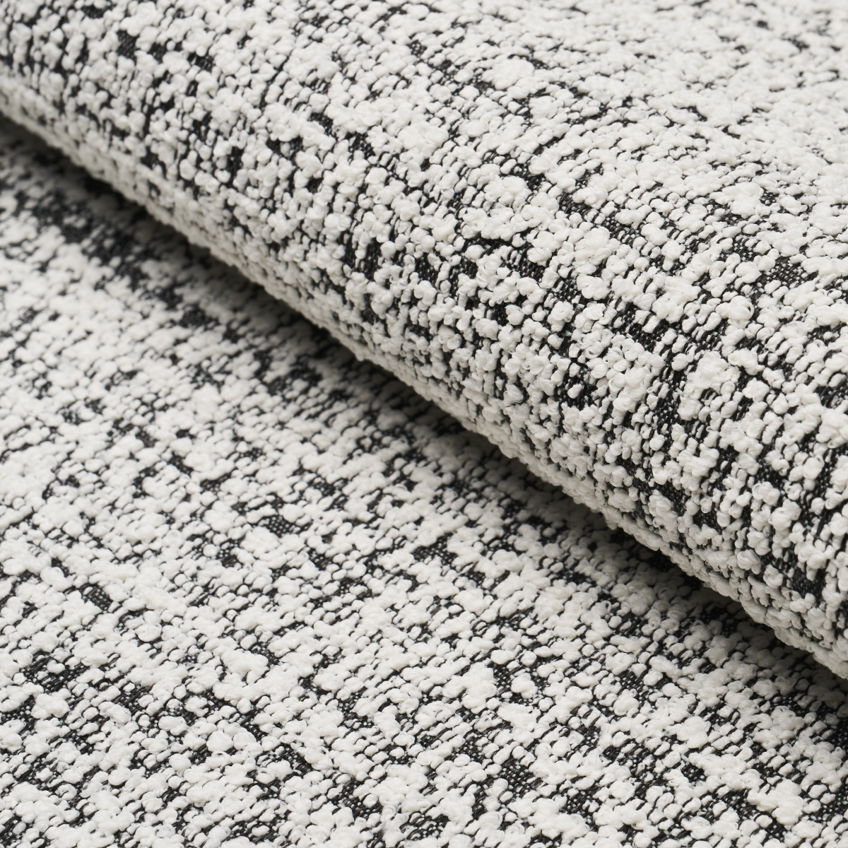 ZUZU INDOOR/OUTDOOR – WHITE ON BLACK