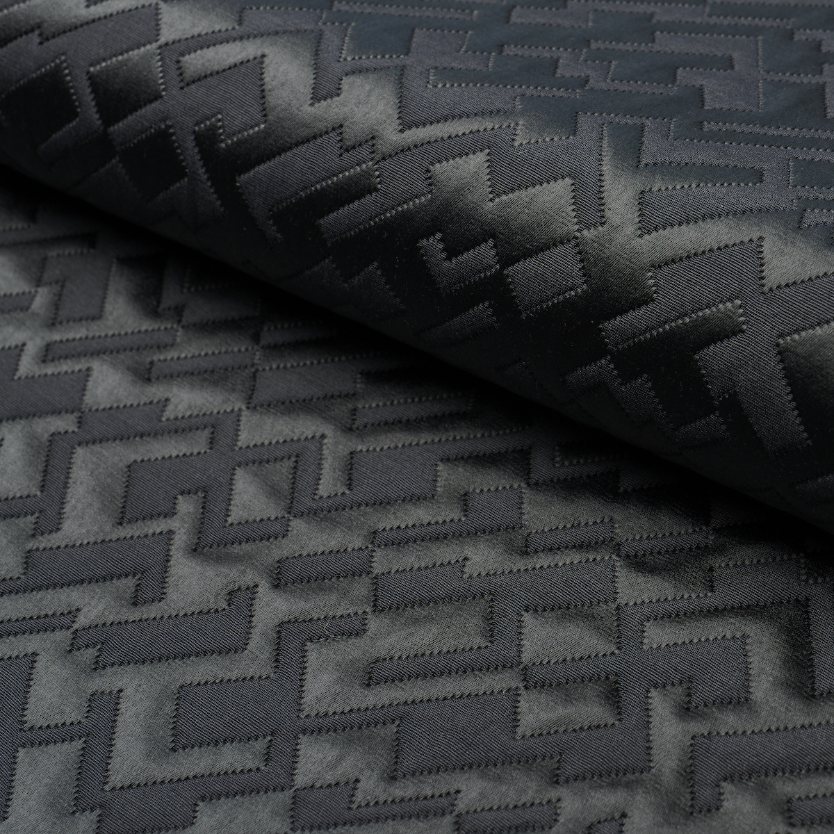 SALON MATELASSÉ SATIN – EBONY